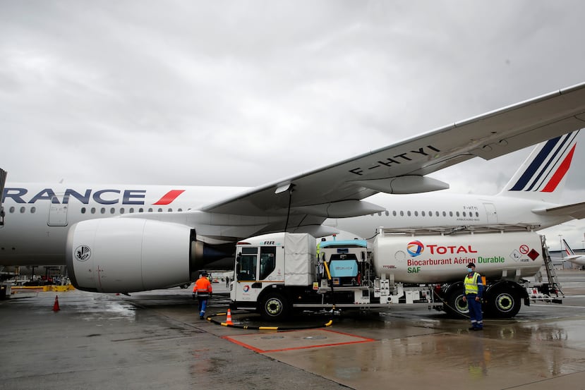 ARCHIVO - Trabajadores repostan un Airbus A350 con combustible de aviación sostenible en el aeropuerto de Roissy, al norte de París, el martes 18 de mayo de 2021. (Foto AP/Christophe Ena, Archivo)