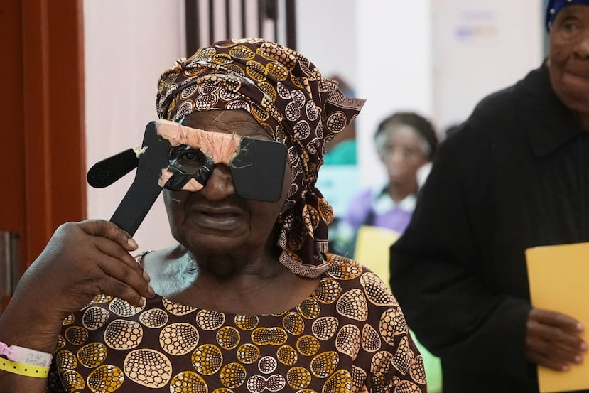 Gladys Khoza ajusta un dispositivo para pruebas oculares durante una maratón de cirugías oculares en Tsakane, Sudáfrica, el sábado 28 de marzo de 2026. (Foto AP/Kayleen Morgan)