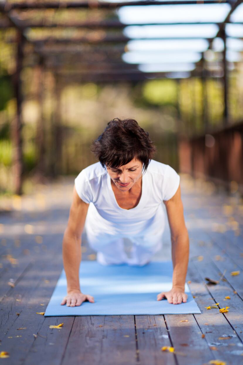 Según envejecemos, perdemos masa muscular. Esto, sumado a una vida sedentaria y una dieta inadecuada si fuera el caso, repercute en el peso.