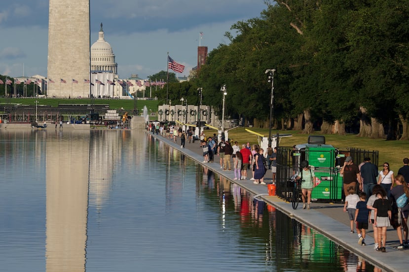 Personas caminan junto al Estanque Reflectante del Monumento a Lincoln el martes 23 de junio de 2026, en Washington. (Foto AP/Jon Elswick)