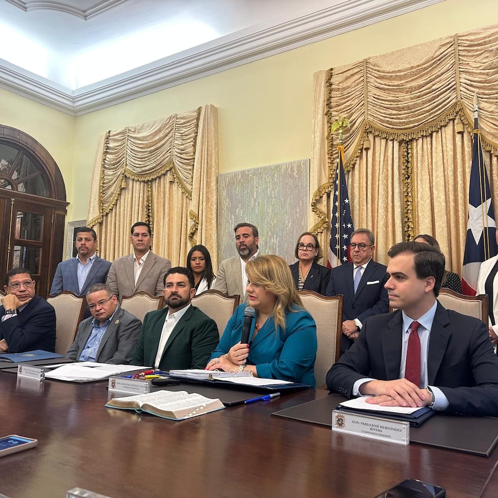 La gobernadora, el comisionado residente y el comité multisectorial revisaron los datos preliminares del informe que llevarán juntos al Congreso para reclamar la extensión de los fondos de Medicaid.