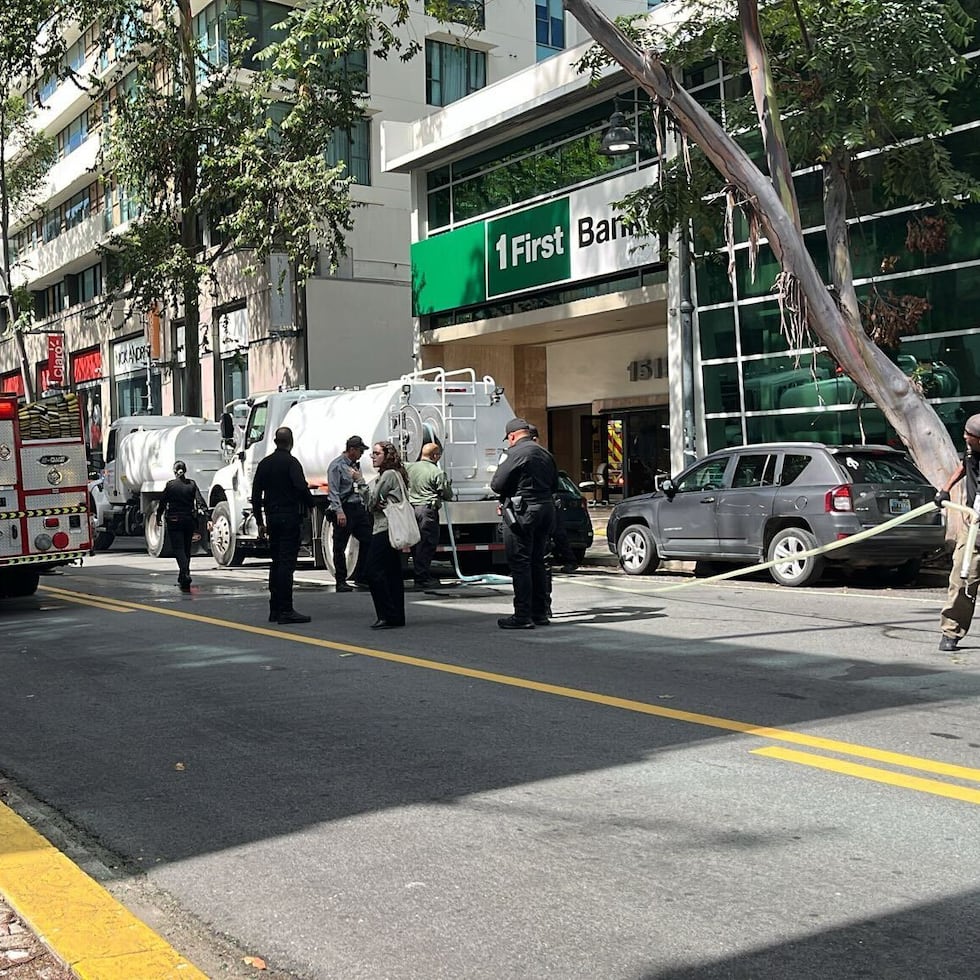 La institución bancaria informó a El Nuevo Día que la situación fue provocada por “un mal funcionamiento de los elevadores”.