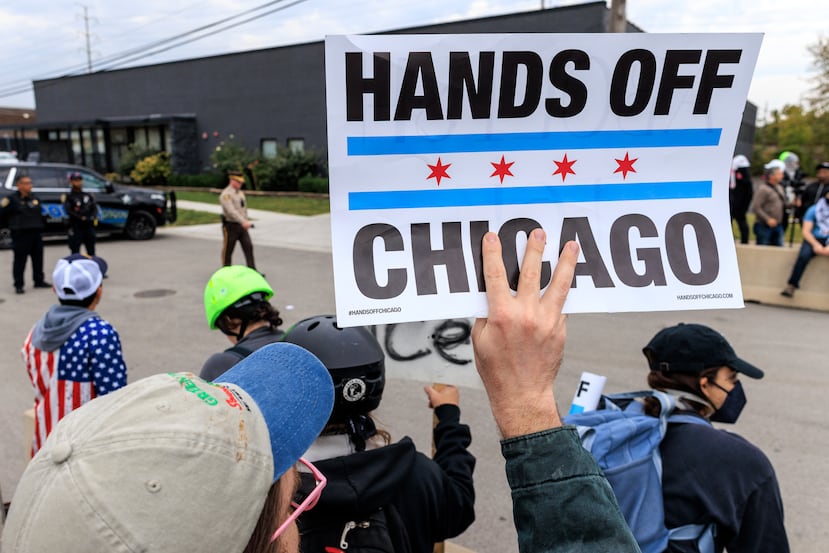 Activistas se manifiestan fuera de la instalación de detención de ICE en Broadview, Illinois, EE.UU., en una fotografía de archivo. (EFE/CRISTOBAL HERRERA-ULASHKEVICH)