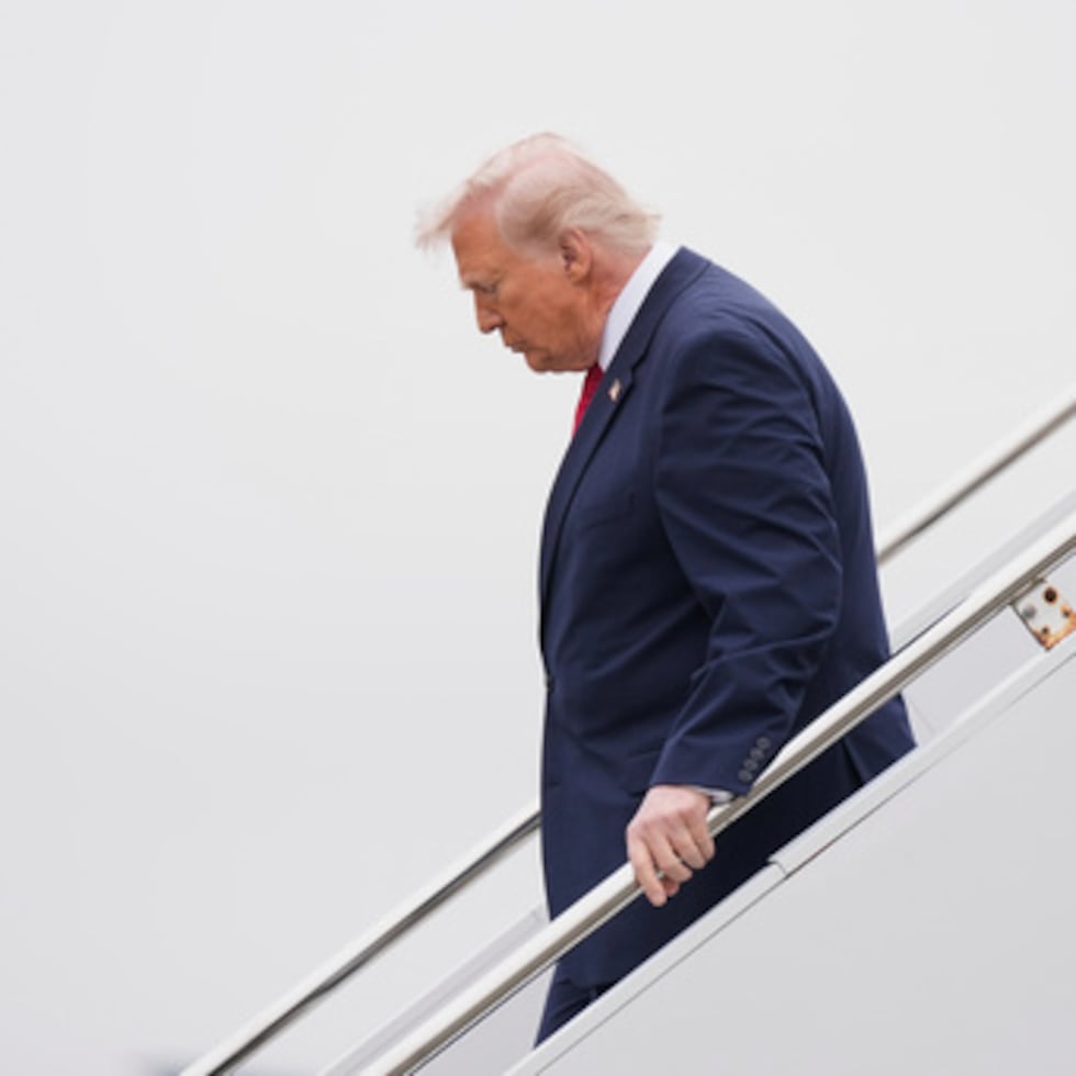 El presidente Donald Trump viajó por última vez a la Base Aérea de Dover el 7 de marzo para el traslado digno de seis miembros del servicio estadounidense que murieron por un ataque con drones en un centro de mando en Kuwait.