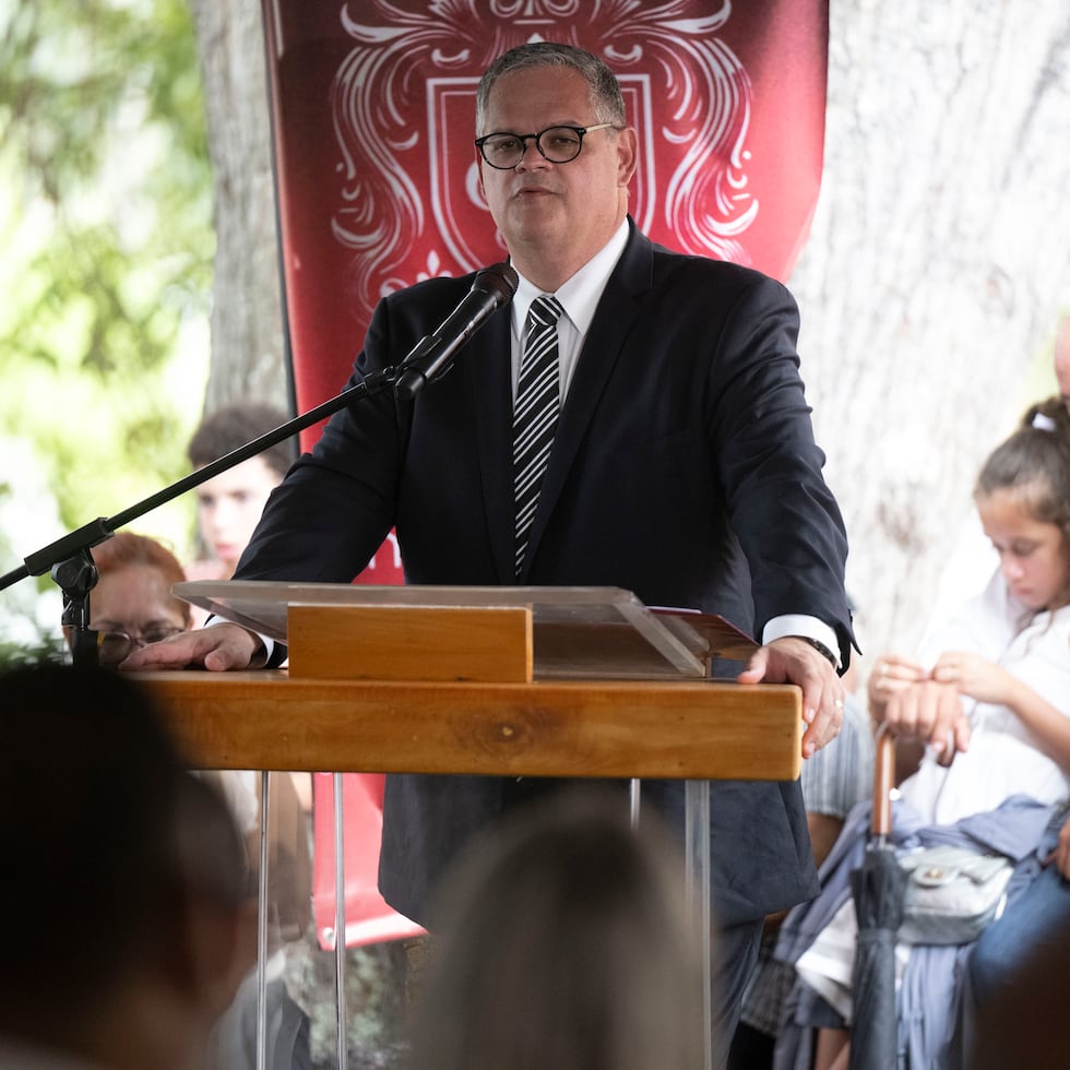 En la foto, Aníbal José Torres durante los actos fúnebres de Carlos López Rivera.