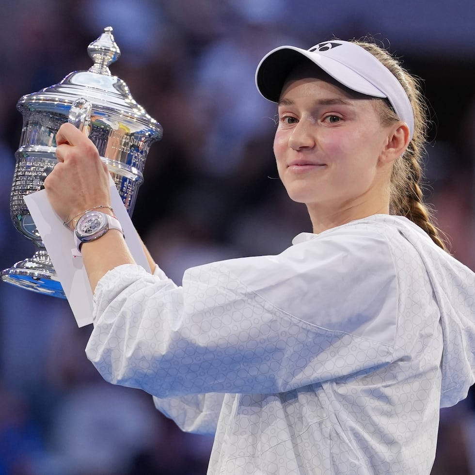 Elena Rybakina sostiene el trofeo de campeona tras derrotar a Aryna Sabalenka en la final del US Open, el sábado 12 de septiembre de 2026, en Nueva York. (AP Foto/Kirsty Wigglesworth)