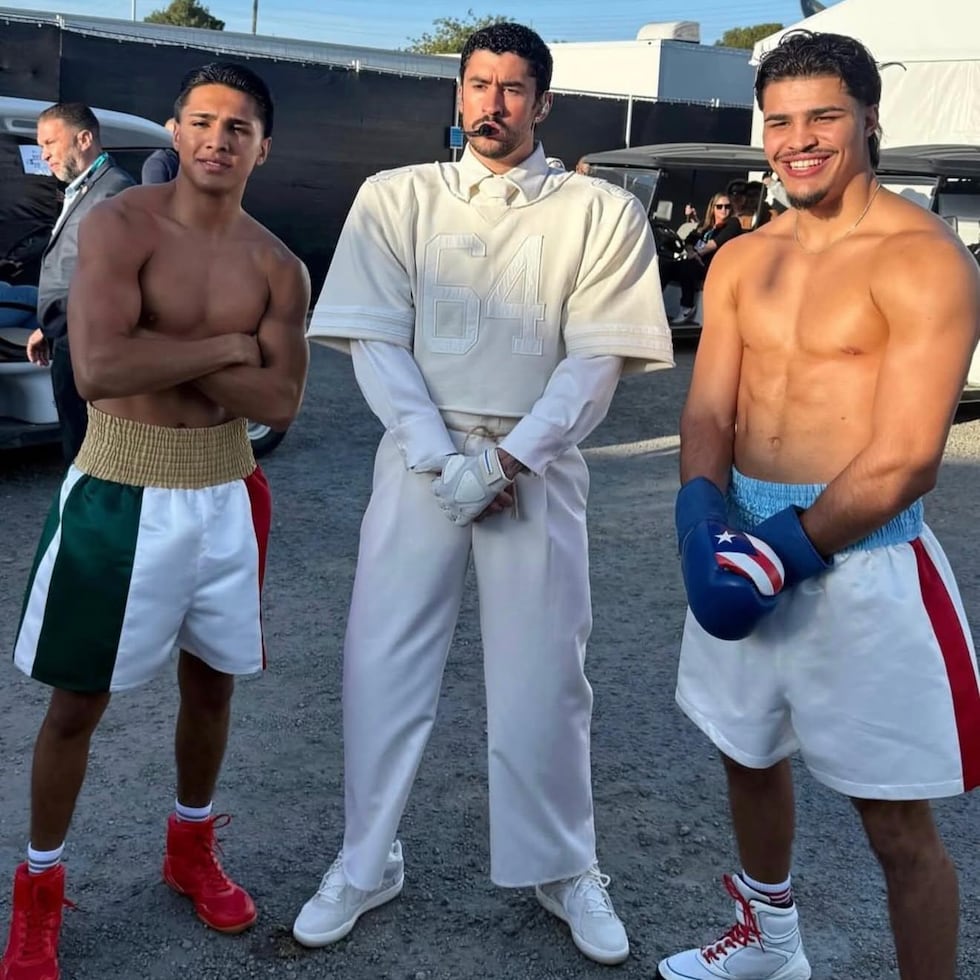 Emiliano Vargas, Bad Bunny y Xander Zayas posan antes del espectáculo de medio tiempo del Super Bowl.