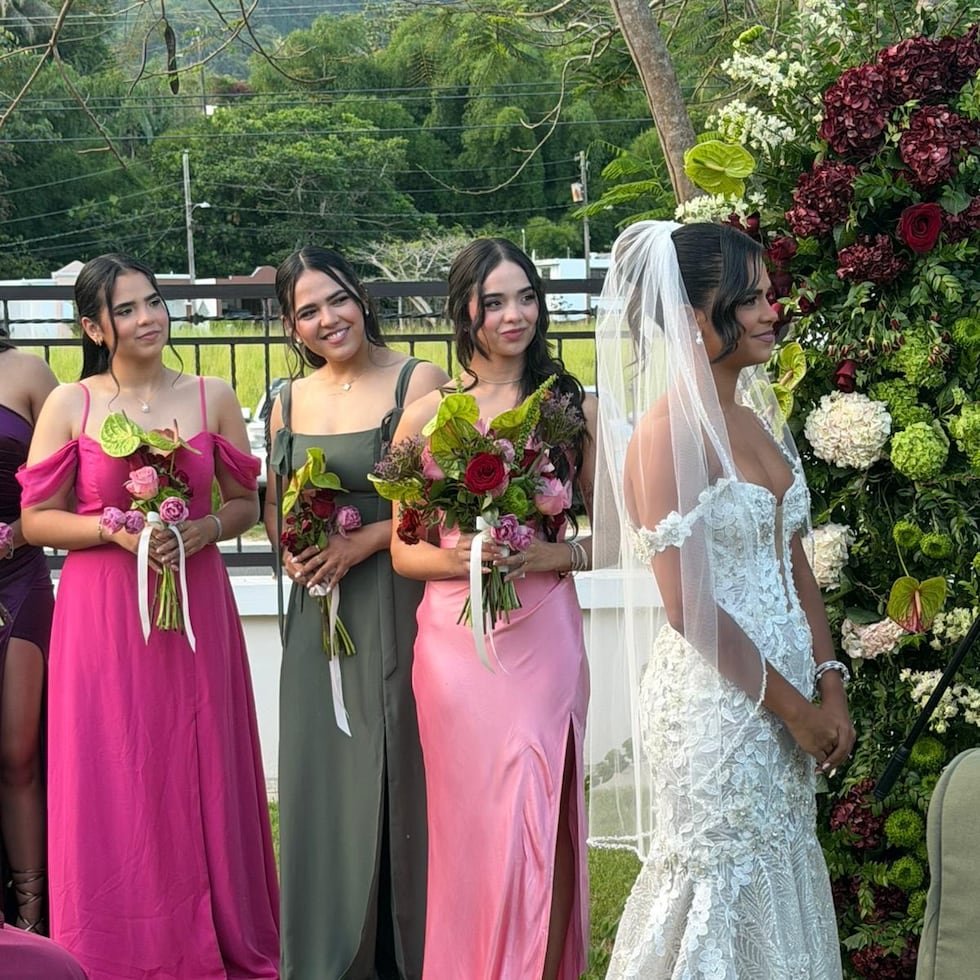Gabriela junto a sus hermanas durante la emotiva ceremonia de su boda.