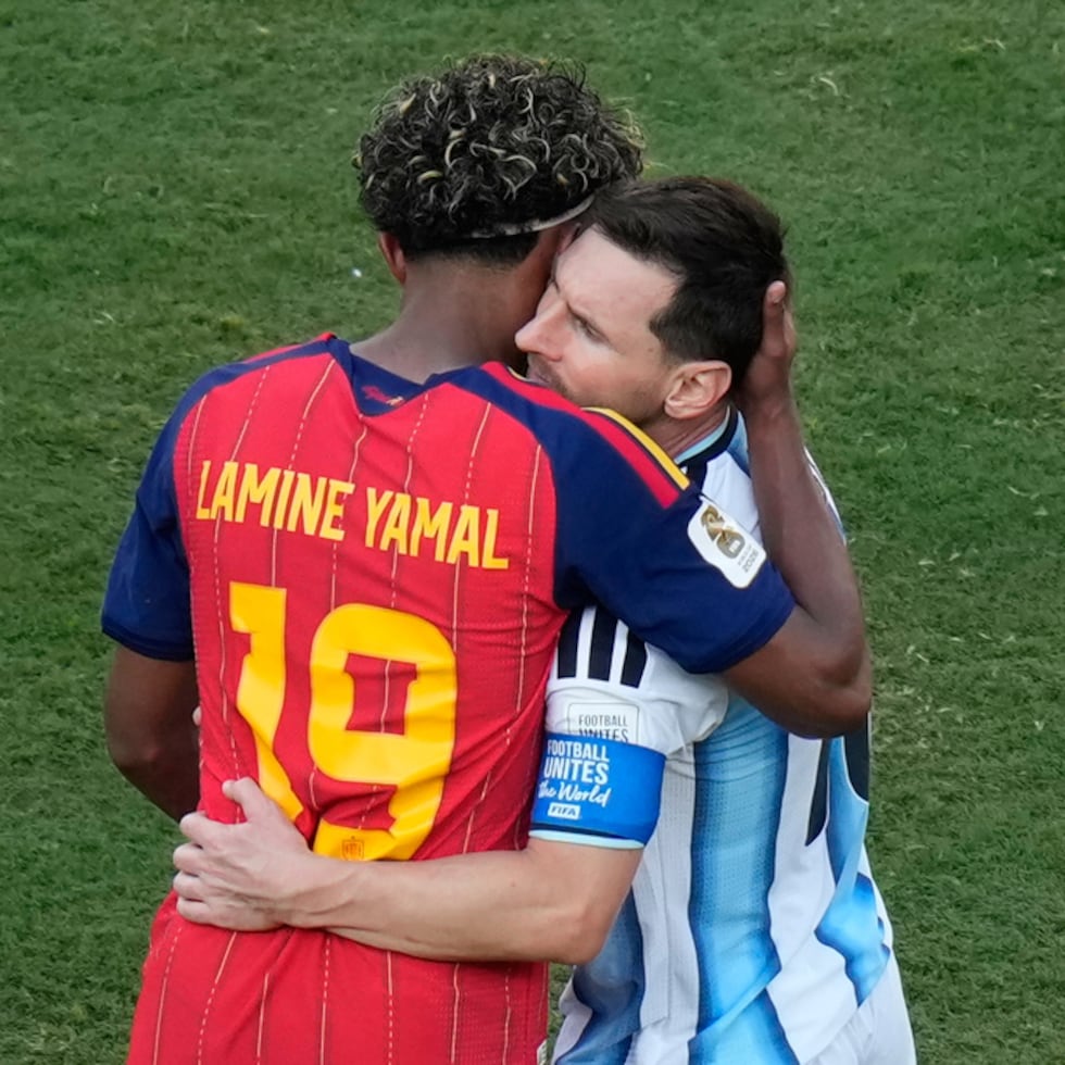 Sería una mirada muy pequeña afirmar que solo ganó España...A veces un balón hace más por la memoria de un pueblo que muchos discursos, opina Eliú Pérez. En la imagen Lamine Yamal y Lionel Messi se abrazan al culminar el partido final del Mundial 2026. (Foto por Seth Wenig - AP)