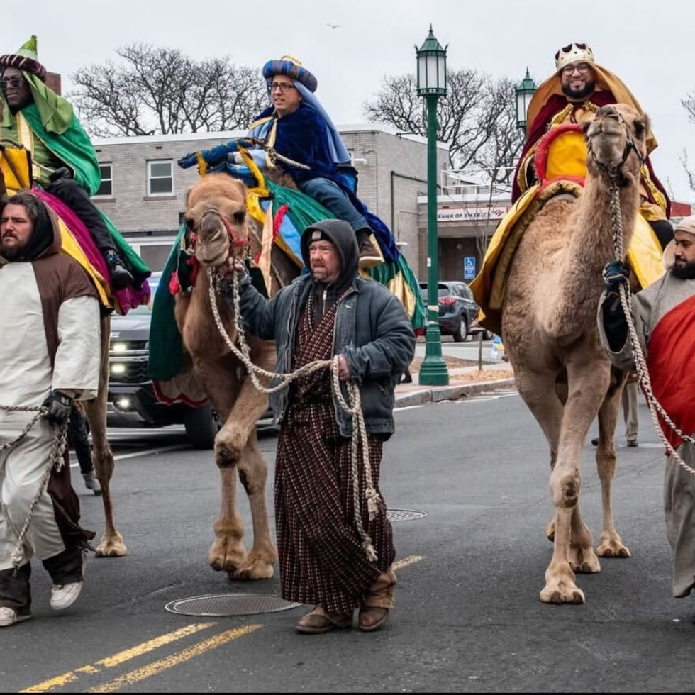 Para muchas familias boricuas que viven en Connecticut, la Navidad no se mide en días festivos, sino en la distancia que separa el frío del noreste de Estados Unidos y el calor de Puerto Rico.