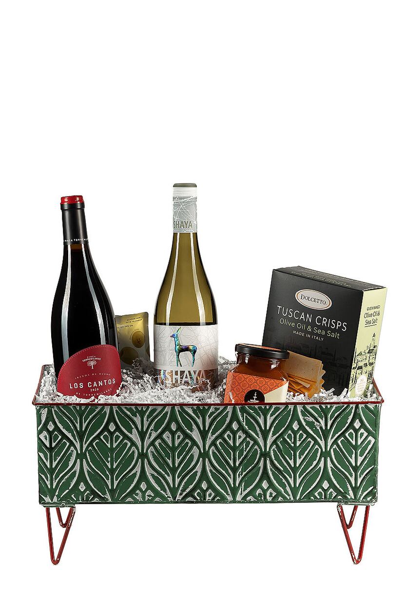 Tiesto en cerámica con vinos españoles Muga El Andén, Muga Blanco y conservas.