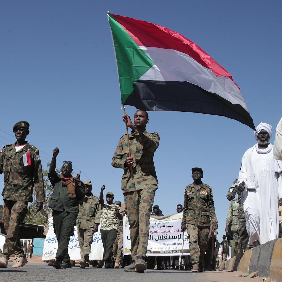 Soldados del Ejército de Sudán desfilan en las calles de Omdurman, un distrito de Jartum, Sudán, el miércoles 31 de diciembre de 2025, para conmemorar el 70mo aniversario de la independencia sudanesa.
