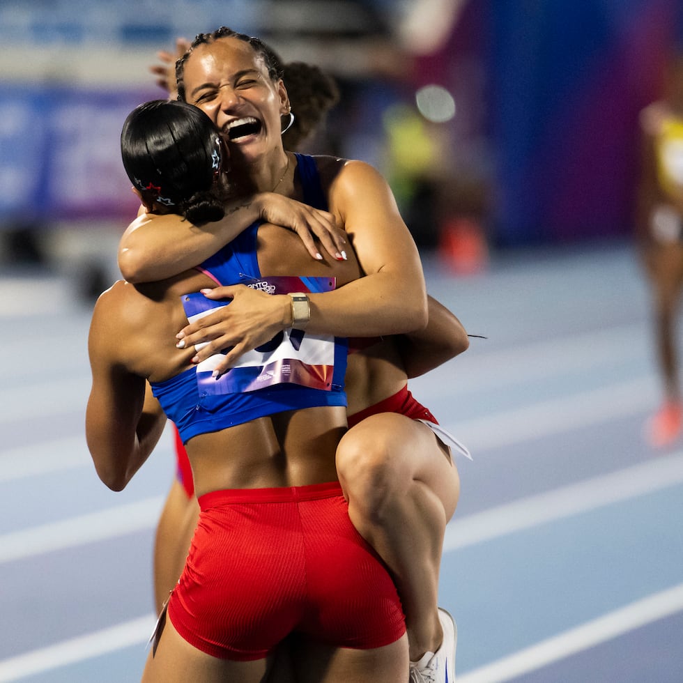 En la foto Gladymar Torres, Adanelys Rodríguez, Legna Echevarría y Frances Colón celebran la plata en relevo 4x100.