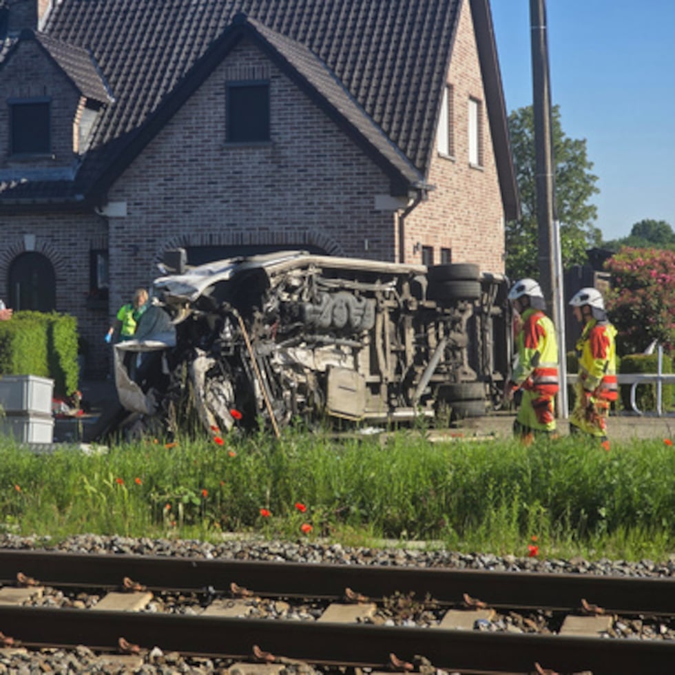 El ministro del Interior belga, Bernard Quintin, expresó una “gran tristeza” por “el trágico accidente en Buggenhout, donde un autobús escolar fue embestido por un tren. Mis pensamientos están con las víctimas y sus seres queridos”.