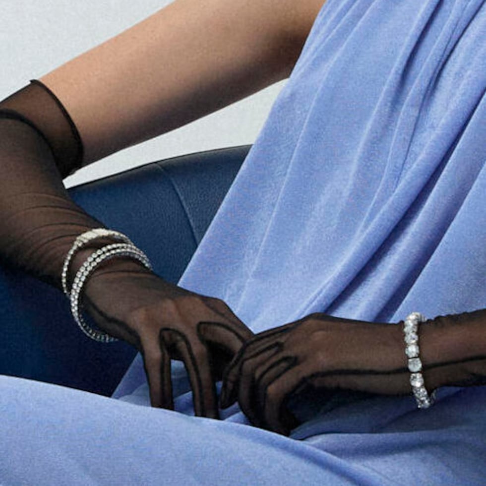 Las pulseras con cristales o piedras pueden lucirse en capas y por encima de mangas o guantes, como estas de la última colección Anna October