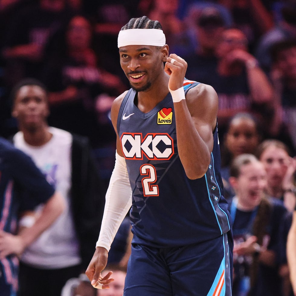 Shai Gilgeous-Alexander, del Thunder de Oklahoma City, festeja en el segundo partido de las semifinales de la Conferencia Oeste ante los Lakers de Los Ángeles.