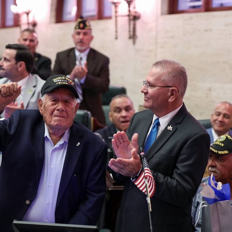 Durante la sesión especial, el representante José Aponte Hernández estuvo acompañado por Andrés González, veterano de la Segunda Guerra Mundial.