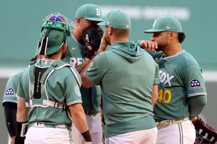 El boricua Eduardo Rivera, tapándose el rostro con el guante, en una breve reunión en el montículo con compañeros tras llenársele las bases en la primera entrada.