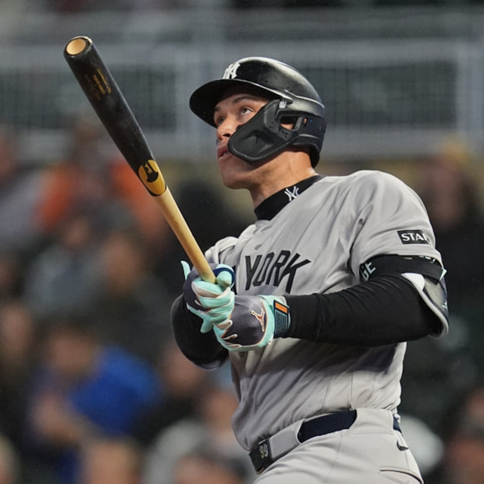 Aaron Judge, de los Yankees de Nueva York, observa su jonrón de tres carreras durante la octava entrada de un partido contra los Twins de Minnesota.