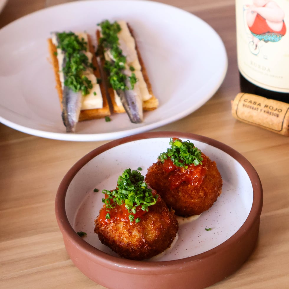 Entre las propuestas gastronómicas figuran la ventresca de atún, una tostada con ensaladilla de atún fresco aromatizada con ajo y romero y croquetas de pollo ahumado en salsa bechamel