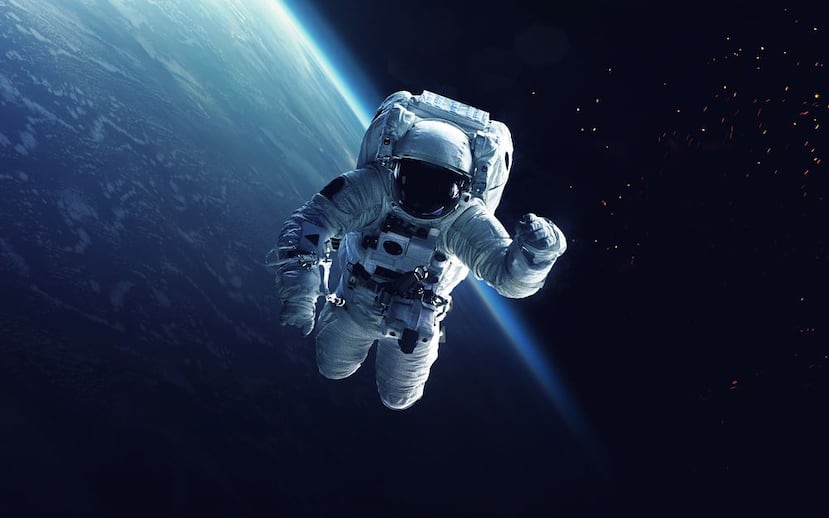 Astronauta en la ruta espacial. (Shuttersotck).
