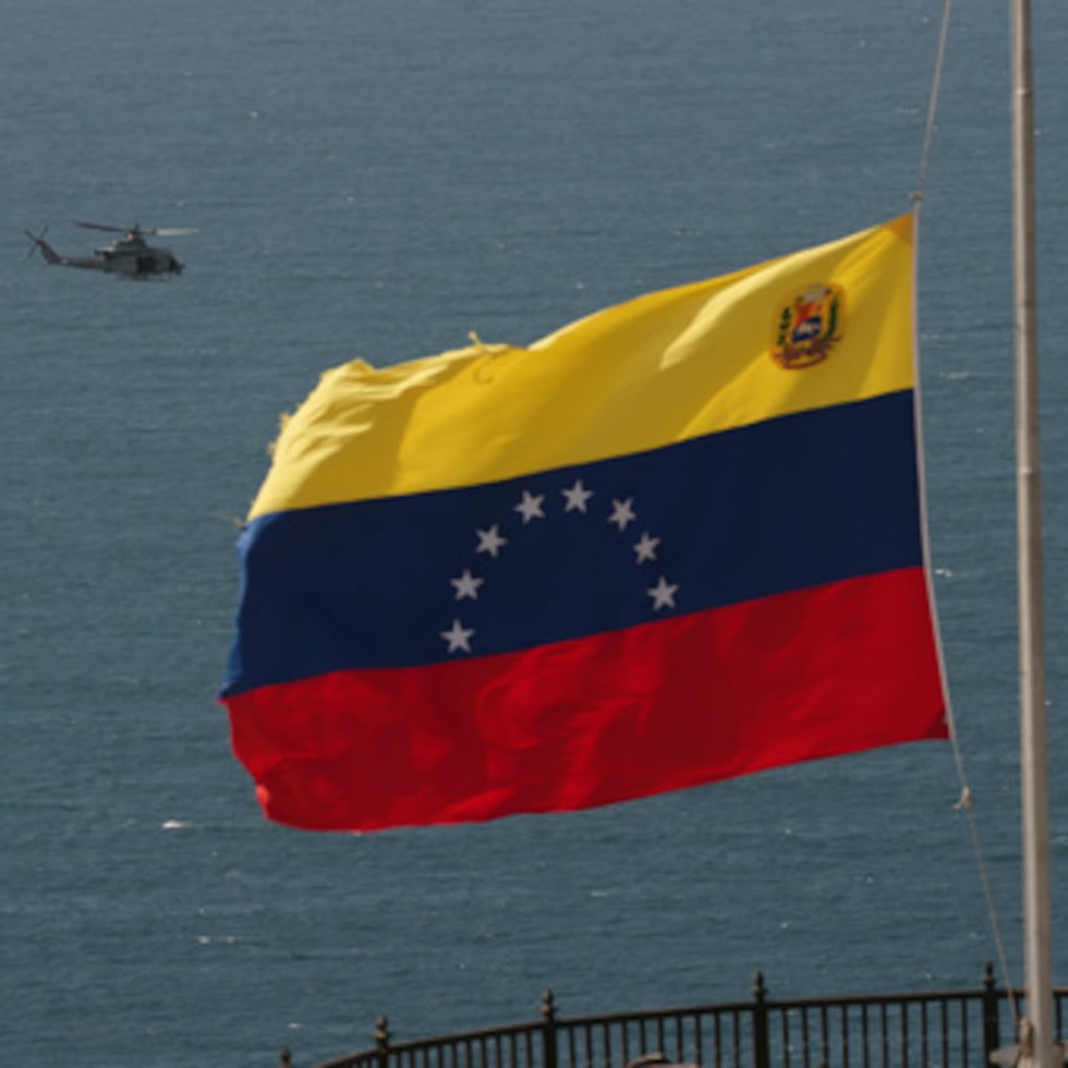 Un helicóptero despega de un buque de la Armada de los Estados Unidos atracado en el puerto marítimo para colaborar en las labores de socorro tras el terremoto en La Guaira, Venezuela.