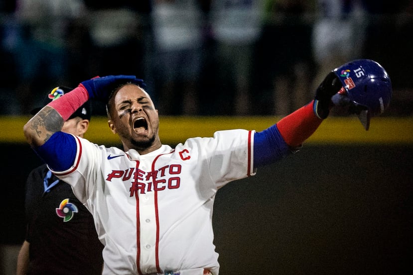 Maldonado festeja el doble que remolcó tres carreras ante Cuba.