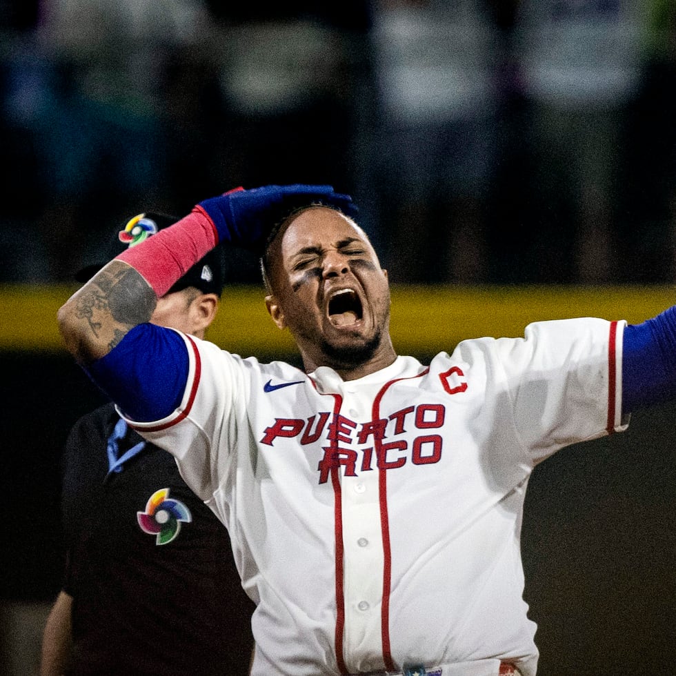 Maldonado celebra el doble que conectó ante Cuba que llevó a tres corredores de Puerto Rico al plato.