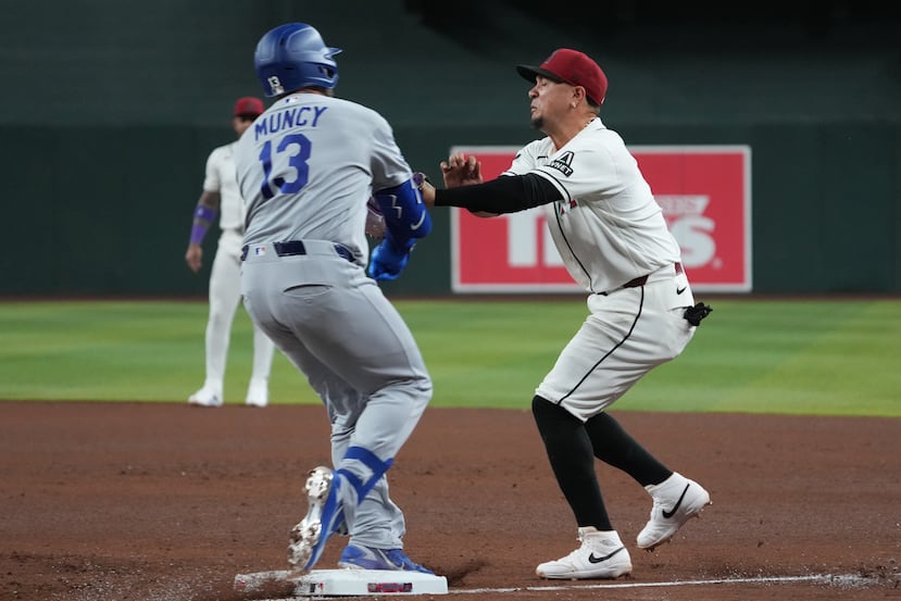 Max Muncy (13) e Ildemaro Vargas, justo antes de chocar.