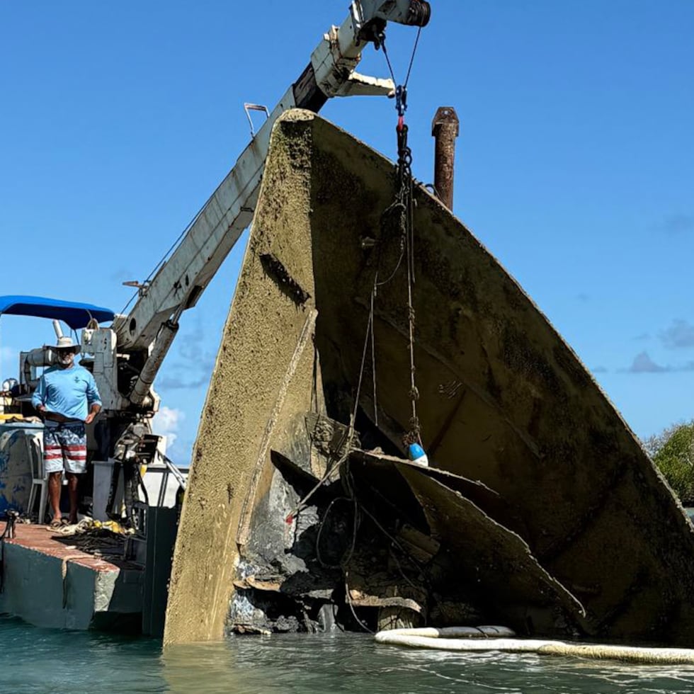 Remoción de embarcaciones abandonadas. Foto Suministrada (Luis Ramírez, de Reel E. Good Sea Service)