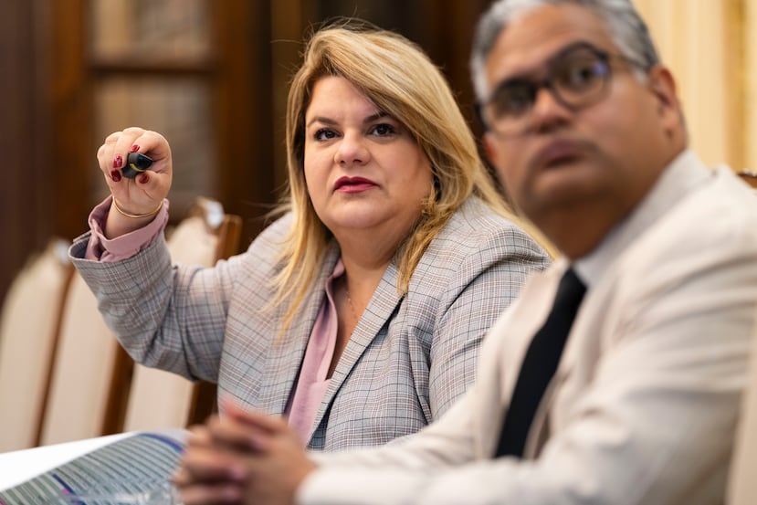 Jenniffer González, gobernadora de Puerto Rico, en primer plano.