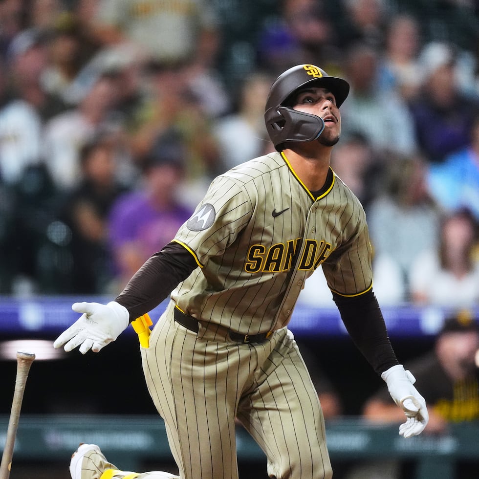 Ethan Salas observa la pelota luego de conectarla para su segundo cuadrangular del juego, que despegó a su equipo 8-1 en la quinta entrada.