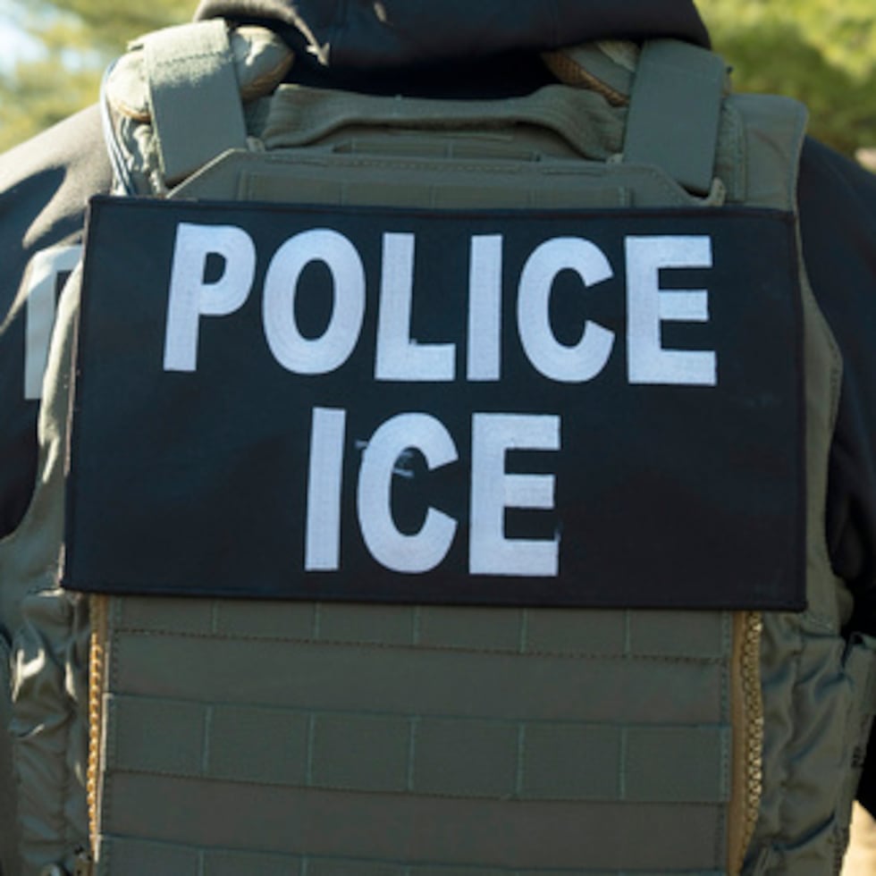 Agente de ICE en reunión informativa. Foto de archivo.