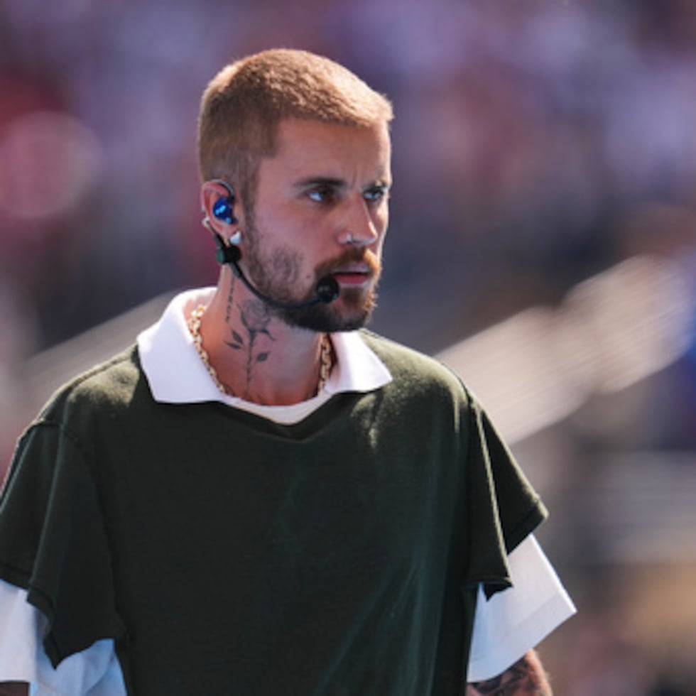 Justin Bieber abandona el campo tras actuar en el descanso de la final del Mundial de fútbol entre España y Argentina, celebrada en East Rutherford (Nueva Jersey), cerca de Nueva York, el domingo 19 de julio de 2026. (Foto AP/Abbie Parr)