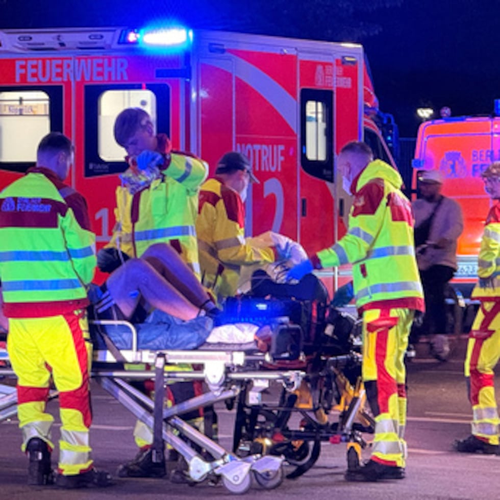 El personal de emergencias atiende a una persona en una camilla tras la cancelación del Christopher Street Day en Berlín el sábado 25 de julio.