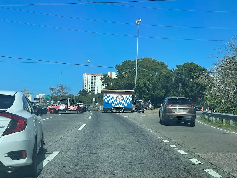 Un carretón bloqueó un tramo del expreso de Las Américas.