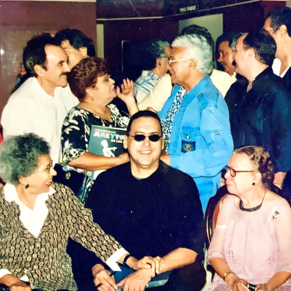 Jorge Rodríguez, (de negro, con gafas), en la presentación de su libro “Areytos de los 80” en 2003.