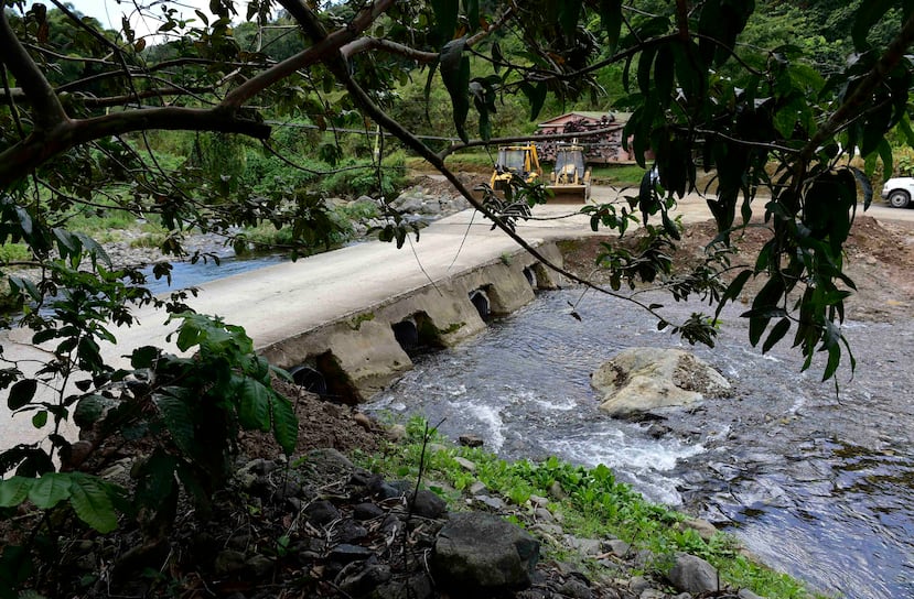 En la foto, puente sobre el río Garzas en Adjuntas. (GFR Media)