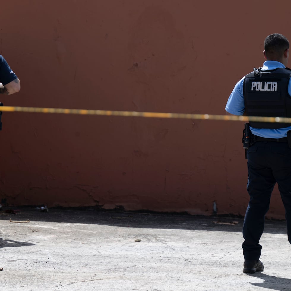 Agentes de la Policía custodian una escena del crimen.