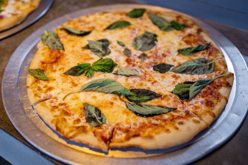 También sirven pizzas tradicionales como la Margarita.