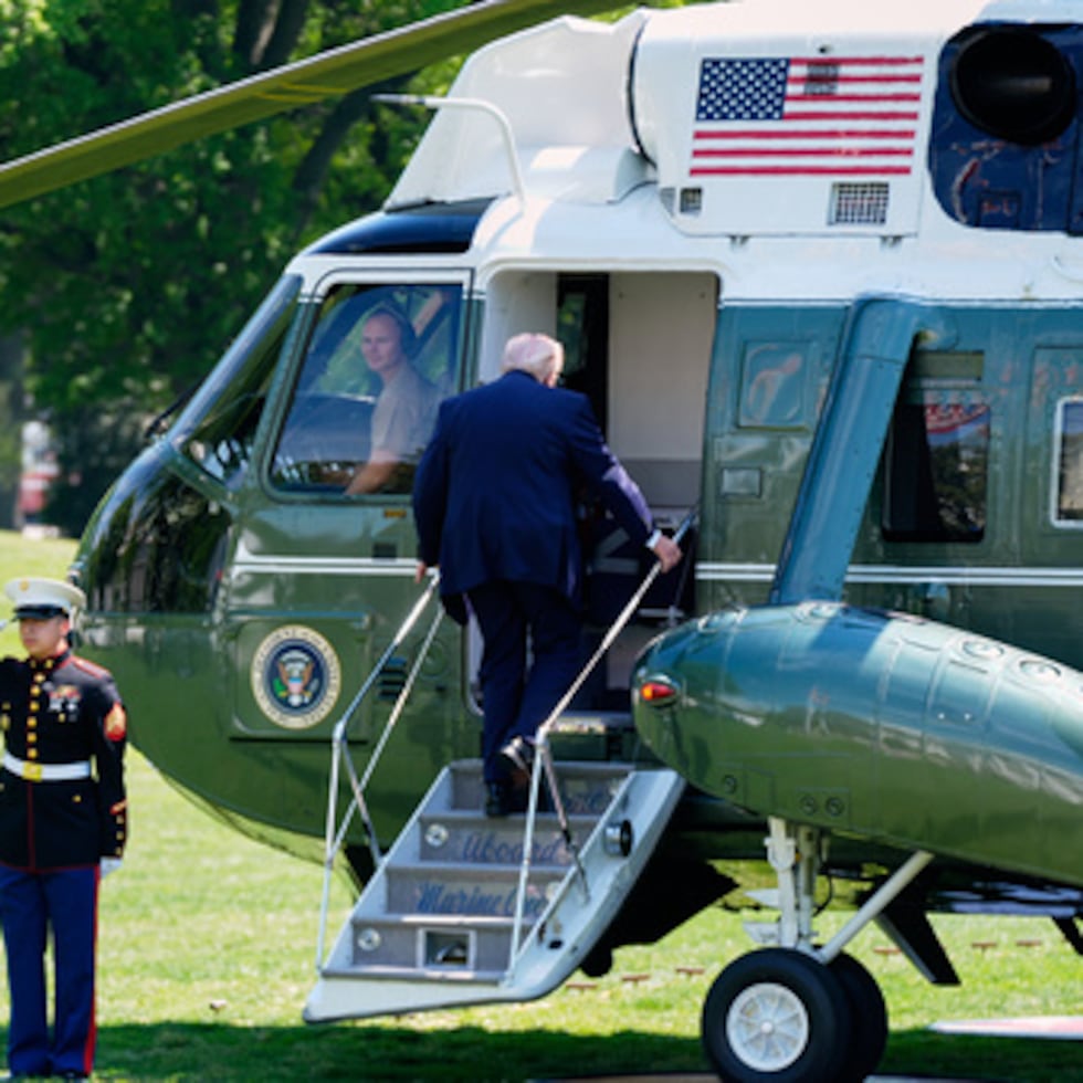 El presidente Donald Trump aborda el Marine One al salir de la Casa Blanca, el jueves 16 de abril de 2026, con destino a varios estados en el oeste de Estados Unidos.