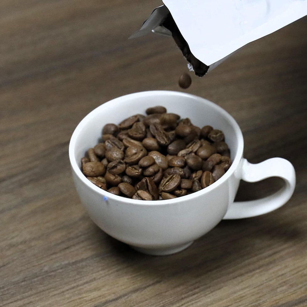 Una taza con granos de café.