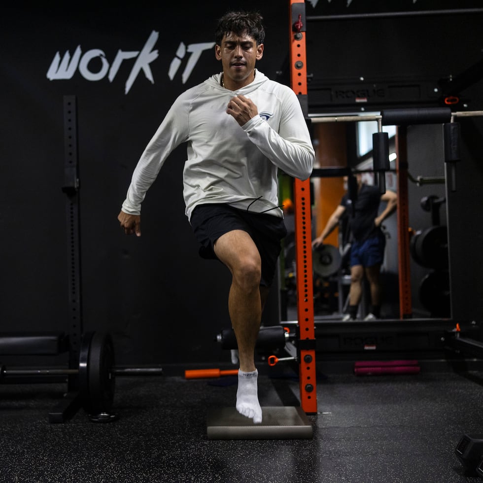 El lanzador José de León realiza una de las rutinas en el gimnasio de cara a su tercera participación en el certamen mundialista.