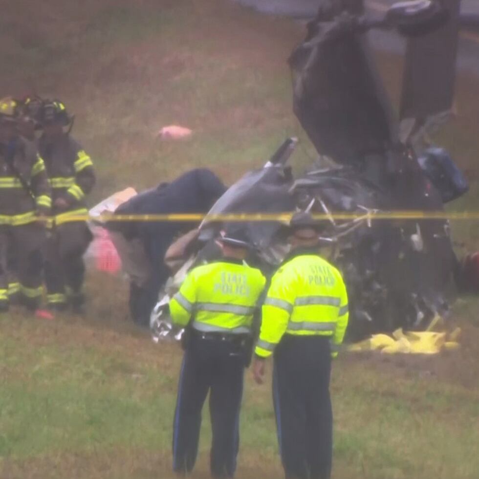 En videos grabados por personas en vehículos que pasaban, se podía ver una columna de humo negro elevándose sobre la I-195 desde el fuselaje del avión, que quedó sobre su costado. Quedaron escombros esparcidos en un camellón de césped y un bosque cercano.