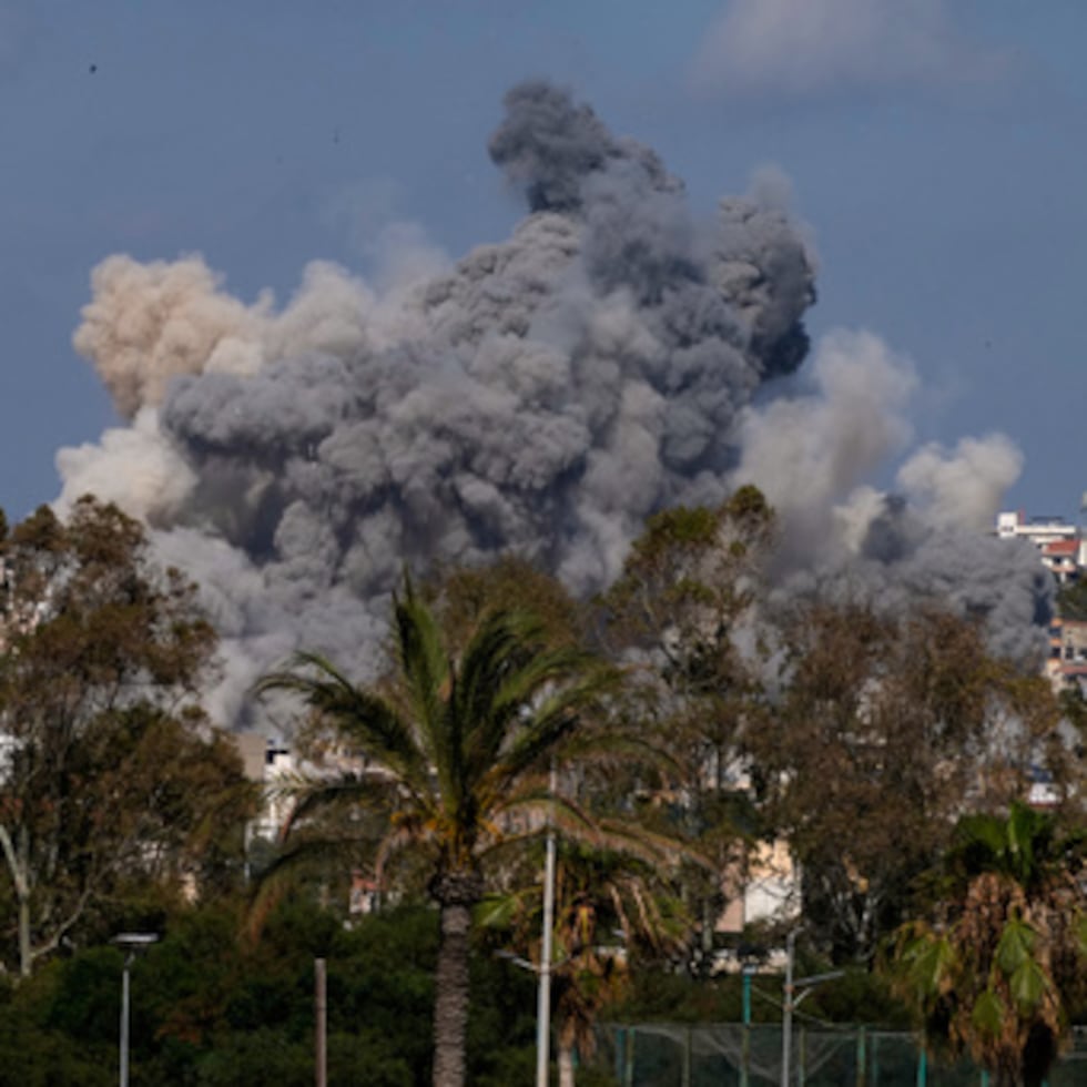 Humo elevándose de un ataque aéreo israelí que golpeó el pueblo de Burj al-Shamali cerca del puerto sureño de Tiro, Líbano.