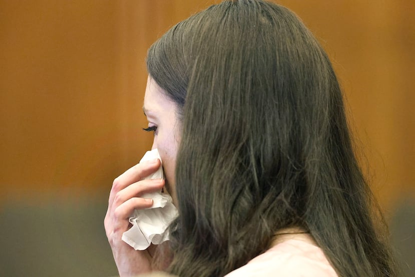 La acusada Lindsay Clancy lucha por contener las lágrimas mientras se leen los detalles de la muerte de sus hijos en el Tribunal Superior de Plymouth, Massachusetts, el lunes 27 de julio de 2026. (Greg Derr/The Patriot Ledger vía AP, Pool)