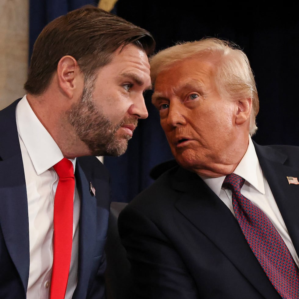 El vicepresidente electo, el exsenador J. D. Vance, a la izquierda, y el presidente electo Donald Trump.