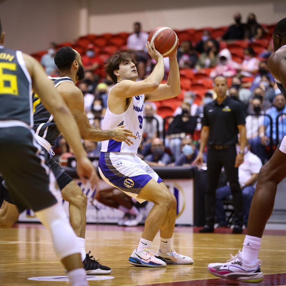 Anthony Cambó, hijo del apoderado de los Piratas de Quebradillas, Ernie Cambó, jugó dos temporadas como refuerzo en el BSN con la franquicia de Humacao.