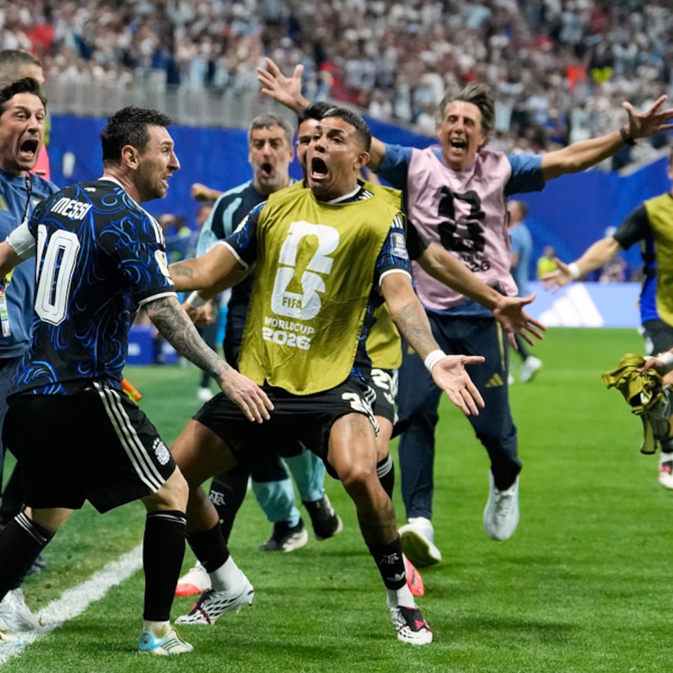 Argentina celebra el dramático segundo gol ante Inglaterra.