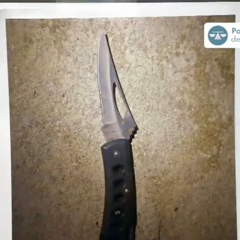 Un cuchillo ocupado en zona aledaña a la residencia de Elvia Cabrera en Aibonito.